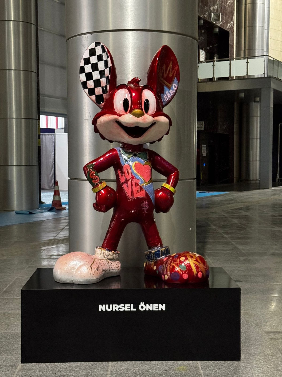 Mr Roo NÖ-MR-17, pop-art sculpture by Nursel Önen
